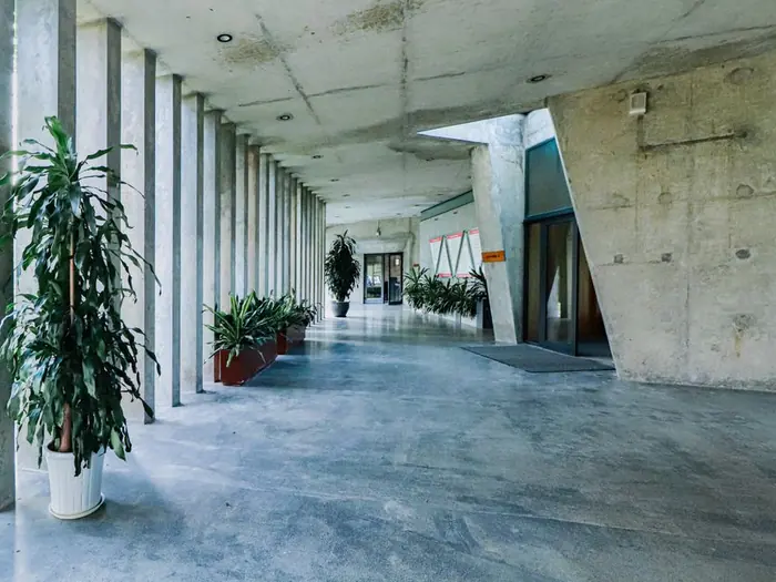Parlatılmış beton zeminli modern iç mekân — Maya Zemin