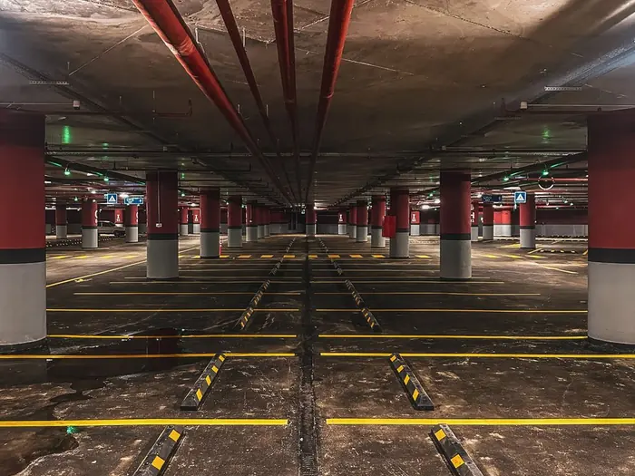 Çizgi ve yönlendirme işaretli otopark zemini — Maya Zemin